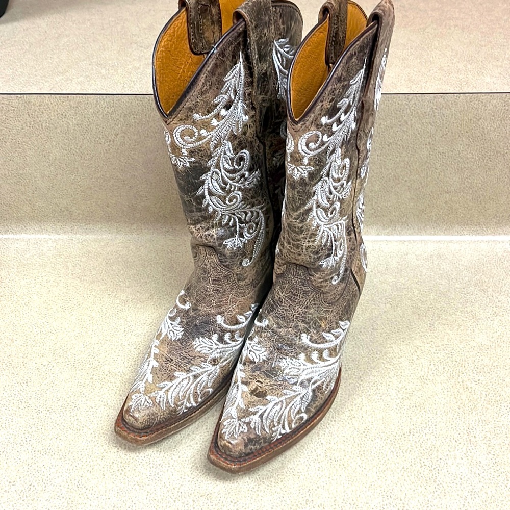 Corral teens embroidered boots size 2